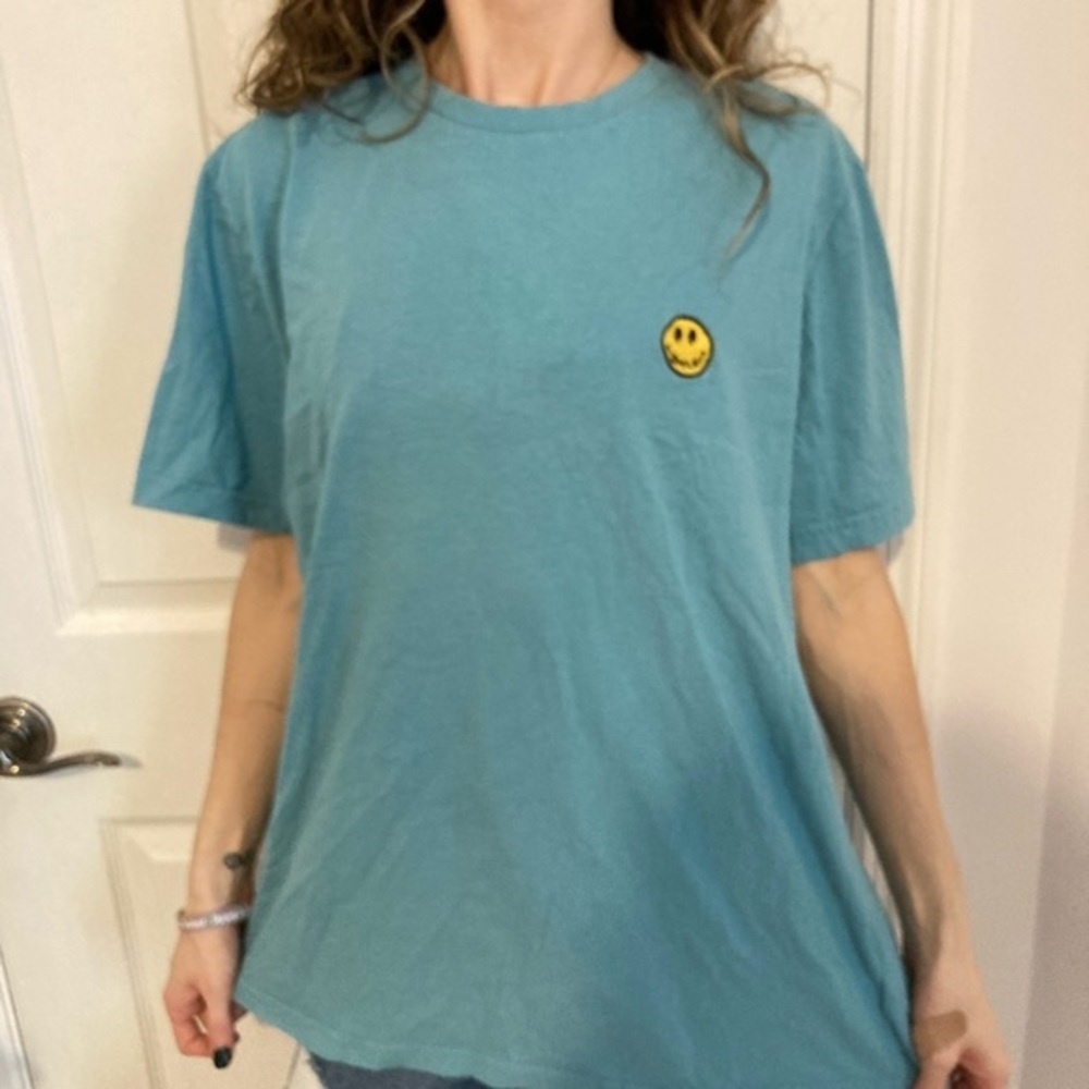 Unisex smiley face t shirt. Embroidered face. Size lg - Picture 2 of 3